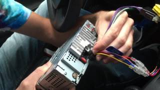 Renault Clio 2  changer le poste radio [upl. by Ninnette72]